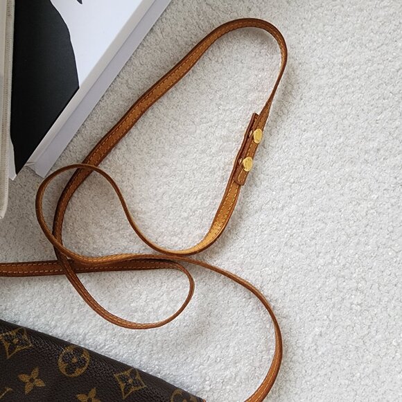 Authentic Vintage Louis Vuitton Twin Pochette PM Crossbody/Clutch (retired) - Picture 7 of 13